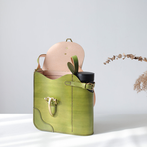 水筒の落ち着き先 】男女ともに使える 本革ショルダーバッグ 手染め