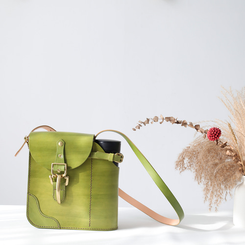 水筒の落ち着き先 】男女ともに使える 本革ショルダーバッグ 手染め