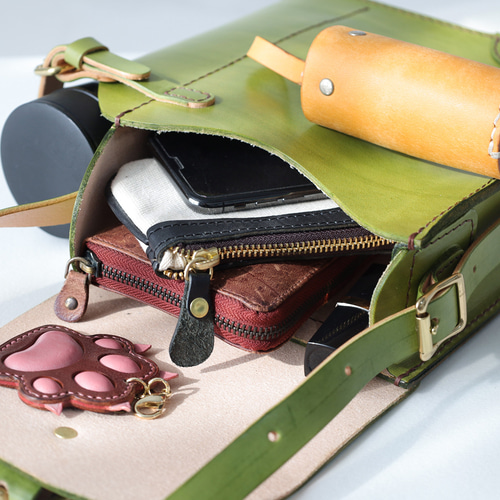 水筒の落ち着き先 】男女ともに使える 本革ショルダーバッグ 手染め