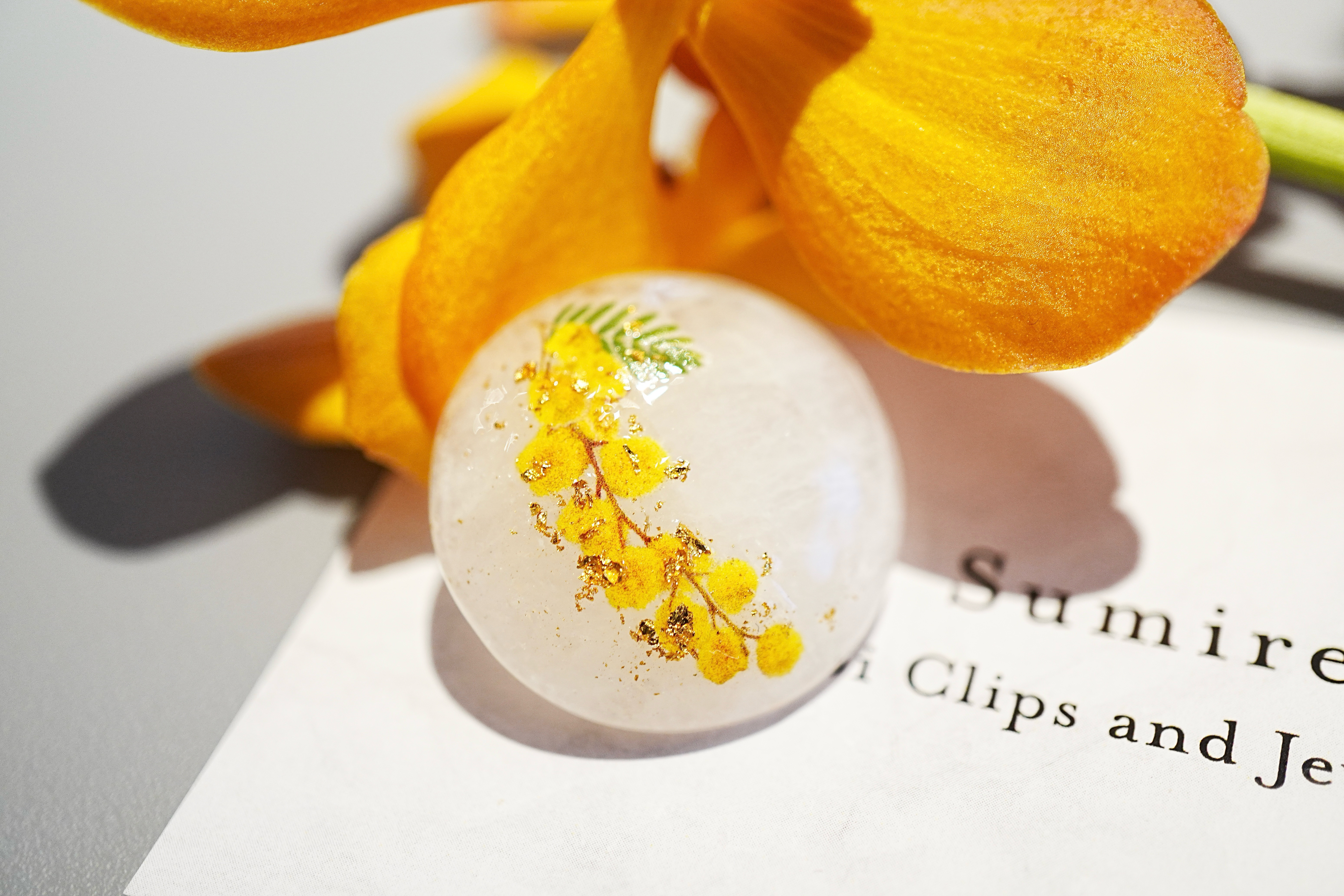 春の誕生花2026 天然石水晶とミモザ、金箔の帯留め 金箔入り　ポニーフック　ブローチ