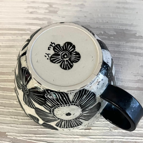 レリーフシリーズ - 花柄白磁コーヒーマグ（完売につき再販）_ 陶器