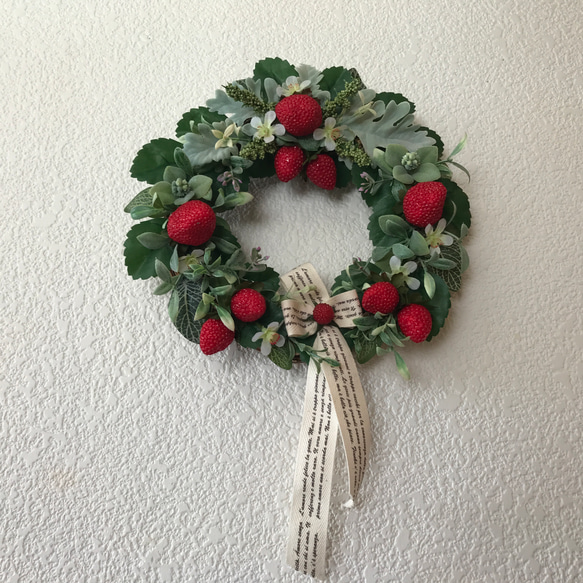 《新作＊再販×2＊予約承ります》ストロベリーとダスティミラーのデザイングリーンリース28ｃｍ 2枚目の画像