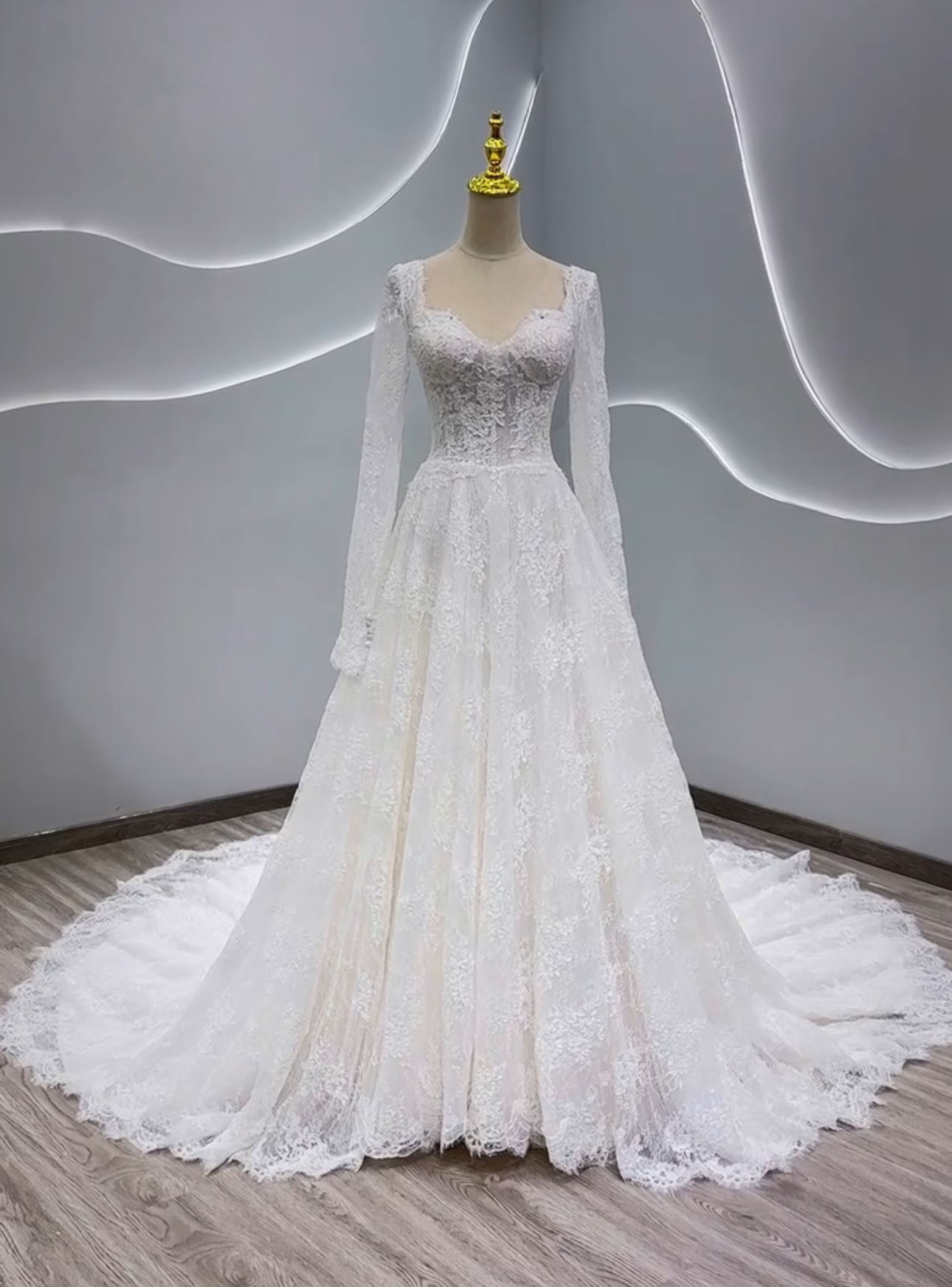 高品質保証！スクエアネック　長袖　上品透け袖　aライン　細見えなシルエット　花柄のモチーフ刺繍が美しく　レーススカート 46,128円