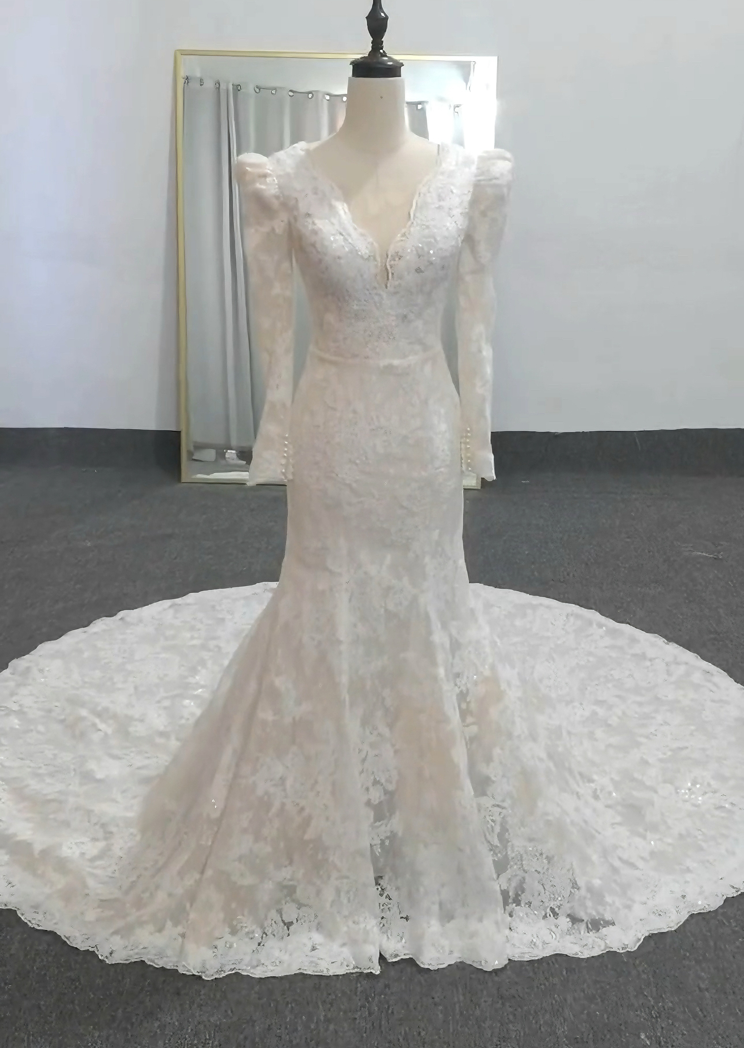 新作！贅沢な小花総レース　マーメイド長袖　vネック　優雅なドレス　アンティークなドレス　豪華　前撮り2次会お呼ばれ披露宴