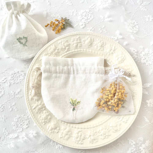 お花刺繍ポーチのサシェ（匂い袋）＊無農薬ミモザと天然成分100％精油