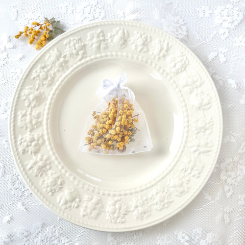 お花刺繍ポーチのサシェ（匂い袋）＊無農薬ミモザと天然成分100％精油