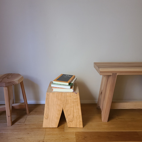 1点のみ】彫刻スツールmini ヒノキ 花台 サイドテーブル 椅子 無垢