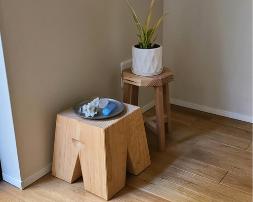 1点のみ】彫刻スツールmini ヒノキ 花台 サイドテーブル 椅子 無垢