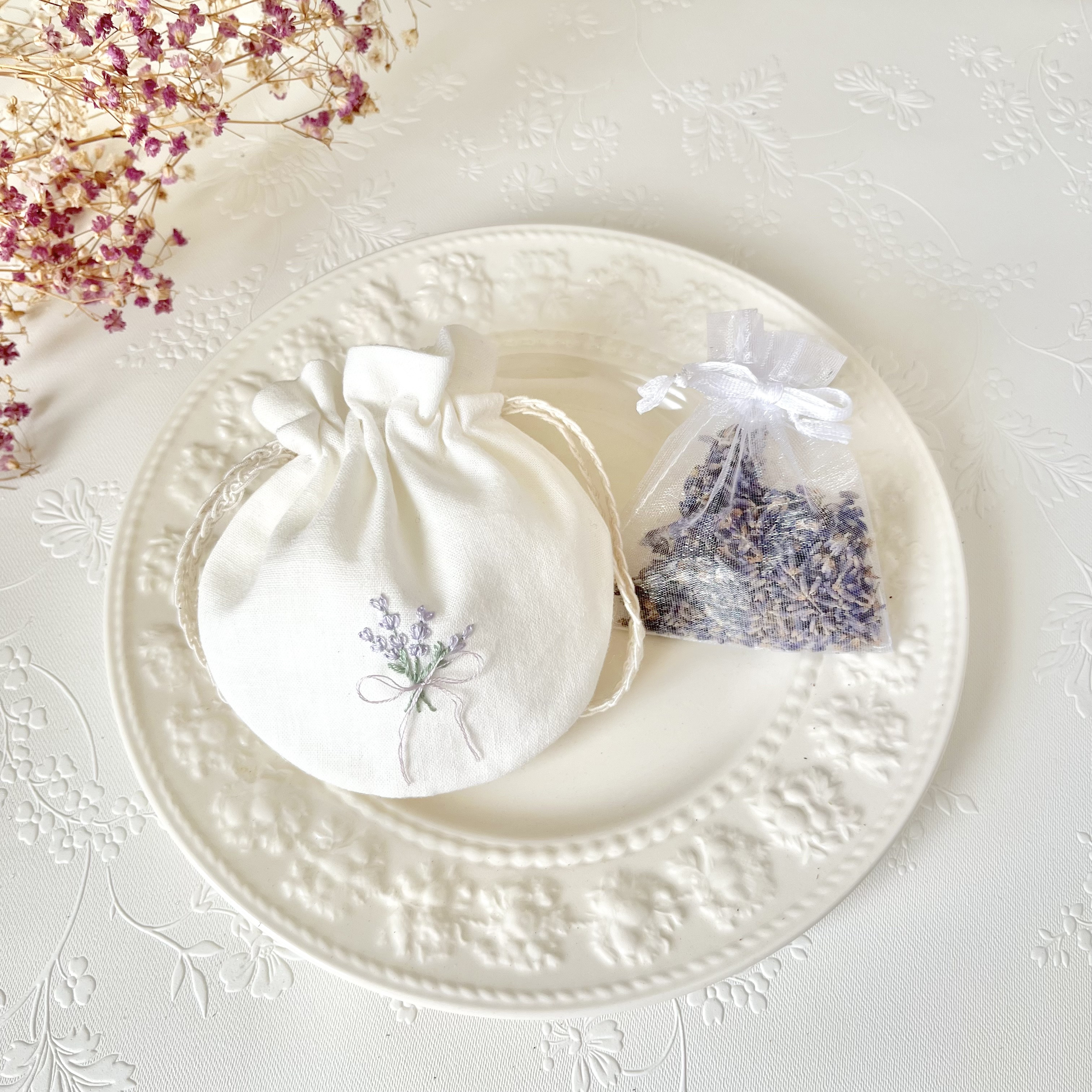 サシェ（匂い袋）にもなる お花の刺繍ポーチ＊無農薬ラベンダーと天然