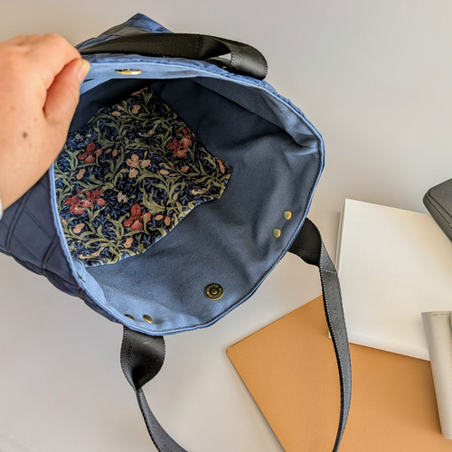 ルルハンドメイドリュック＆トート＊モリス柄布＊撥水加工キルティングベージュ キルティングトートバッグ（ネイビー） // 撥水加工 帆布 A4 縦長
