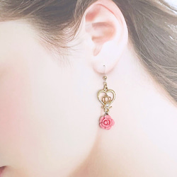 王冠と薔薇のピアス・サーモンピンク 2枚目の画像