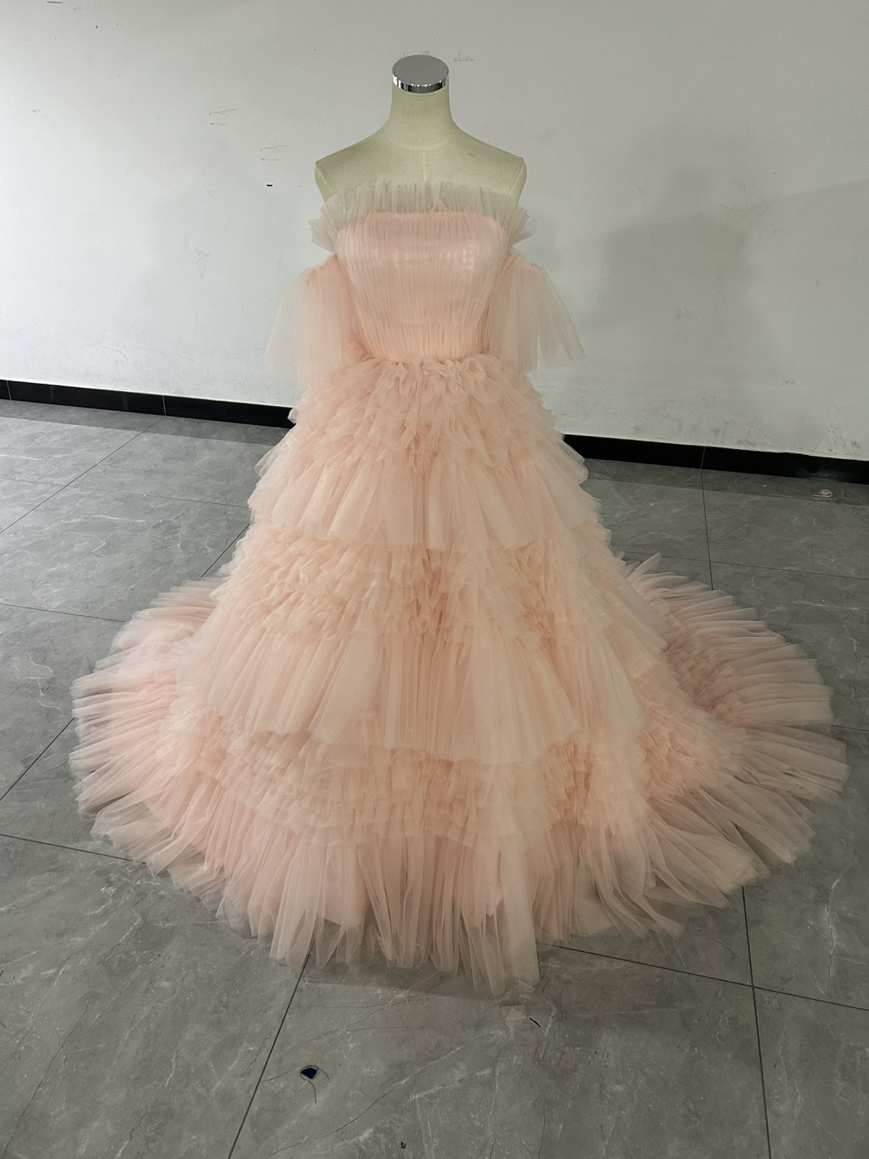 ベアトップ  ピンク カラードレス　韓国風ドレス　チュールドレス　もこもこフリルドレス　ボリューミー　前撮り