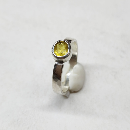 イエローサファイア シルバーリング 槌目 天然石 シルバー925 SV925