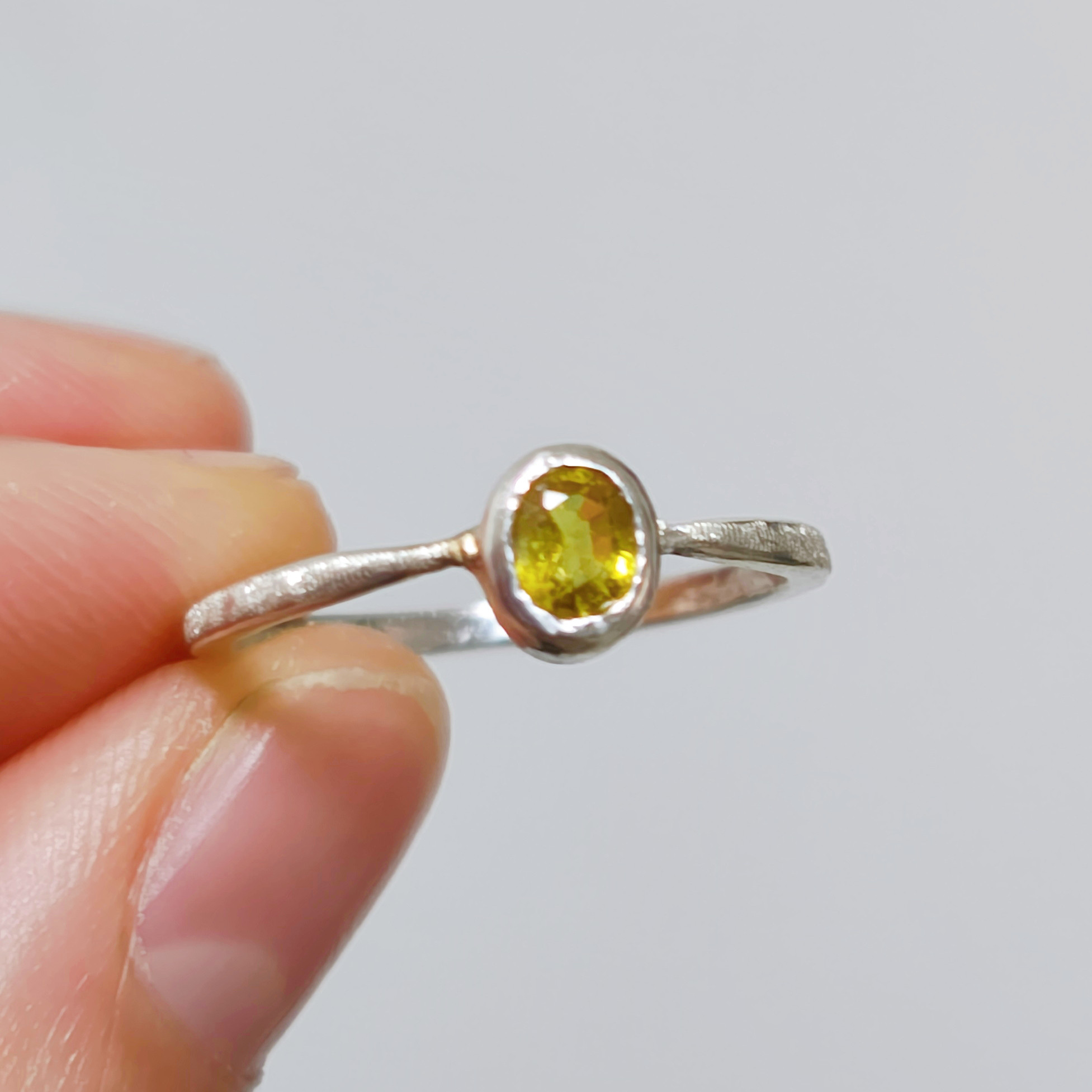 【一点物】14号 イエローサファイア シルバーリング 誕生石 槌目 シルバー925 SV925 モダン 普段使い 個性的