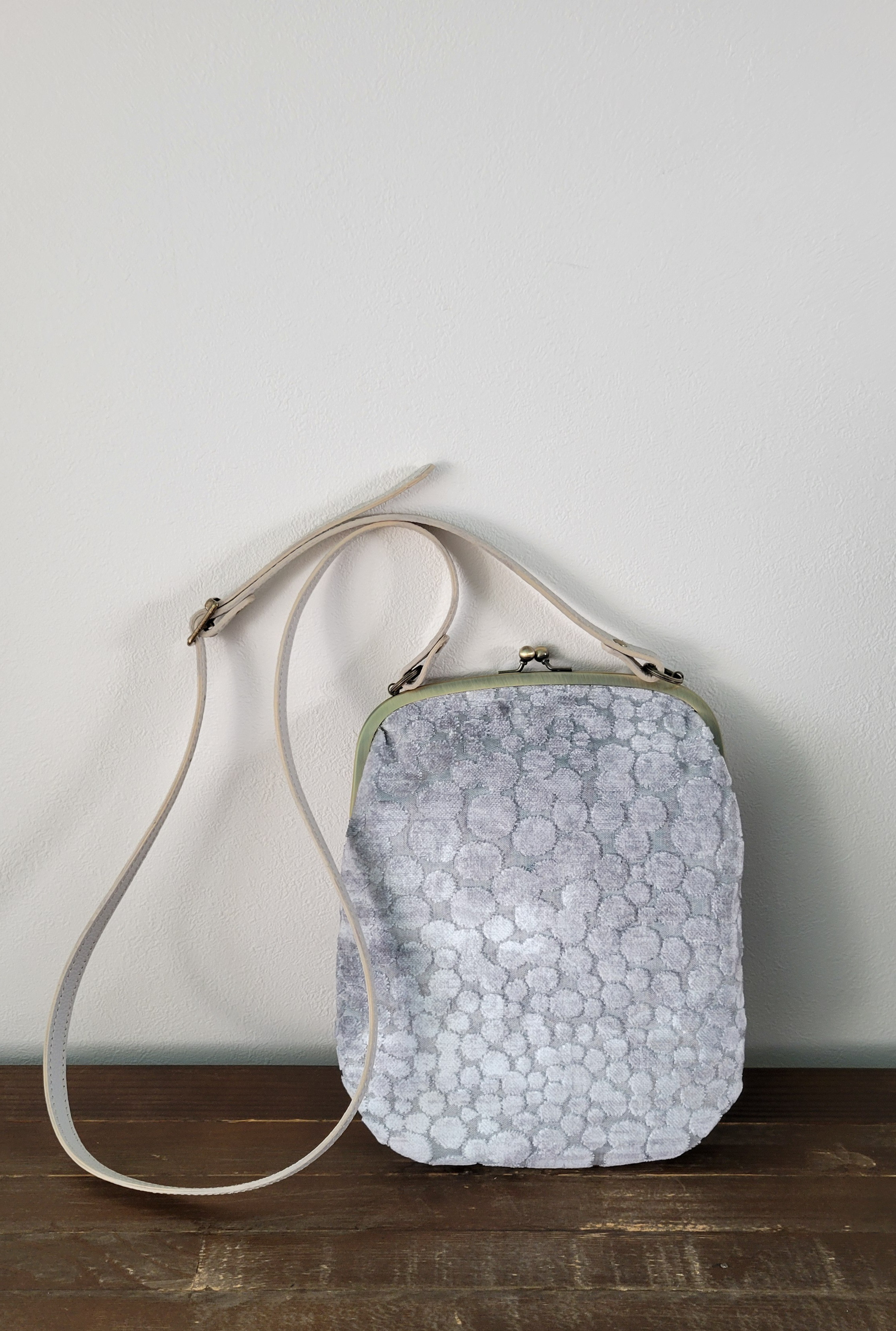 丸いモチーフのミニポシェット(ベルベットジャガード織り)