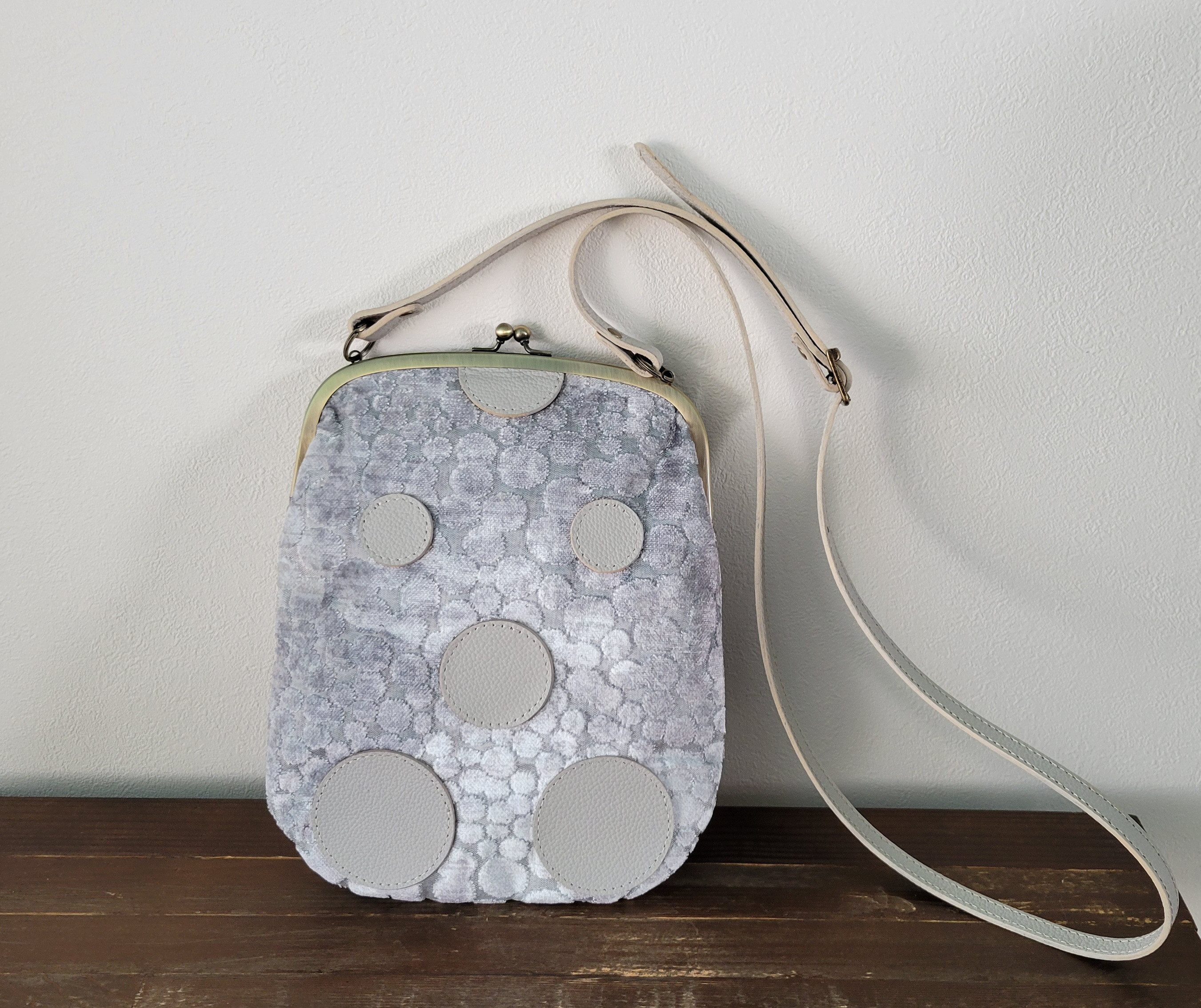 丸いモチーフのミニポシェット(ベルベットジャガード織り)