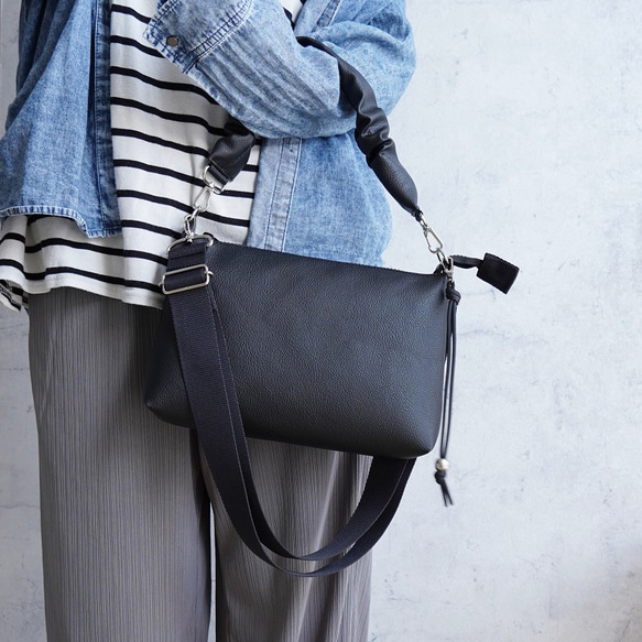 雨の日もおしゃれに♪撥水エコレザー 2way ショルダーバッグ(黒)軽量 ギャザーハンドルバッグ ハンドバッグ 旅行に◎ 4枚目の画像