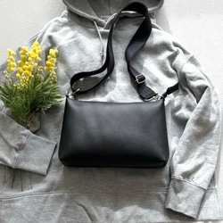 雨の日もおしゃれに♪撥水エコレザー 2way ショルダーバッグ(黒)軽量 ギャザーハンドルバッグ ハンドバッグ 旅行に◎ 6枚目の画像
