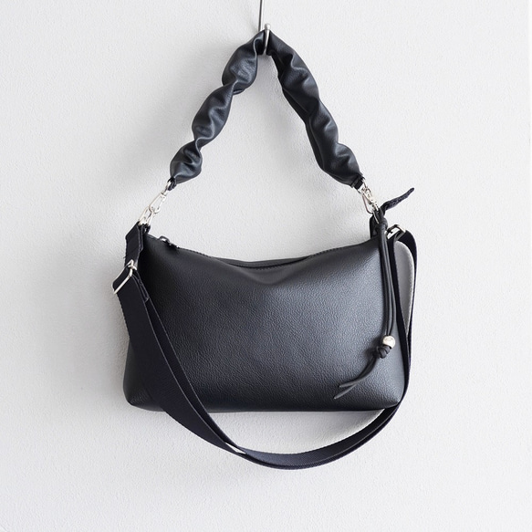 雨の日もおしゃれに♪撥水エコレザー 2way ショルダーバッグ(黒)軽量 ギャザーハンドルバッグ ハンドバッグ 旅行に◎ 8枚目の画像