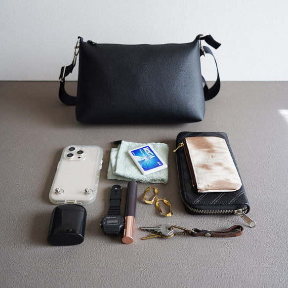 雨の日もおしゃれに♪撥水エコレザー 2way ショルダーバッグ(黒)軽量 ギャザーハンドルバッグ ハンドバッグ 旅行に◎ 3枚目の画像