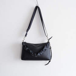 雨の日もおしゃれに♪撥水エコレザー 2way ショルダーバッグ(黒)軽量 ギャザーハンドルバッグ ハンドバッグ 旅行に◎ 7枚目の画像