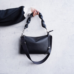 雨の日もおしゃれに♪撥水エコレザー 2way ショルダーバッグ(黒)軽量 ギャザーハンドルバッグ ハンドバッグ 旅行に◎ 11枚目の画像