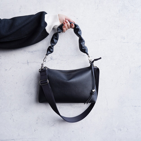 雨の日もおしゃれに♪撥水エコレザー 2way ショルダーバッグ(黒)軽量 ギャザーハンドルバッグ ハンドバッグ 旅行に◎ 11枚目の画像
