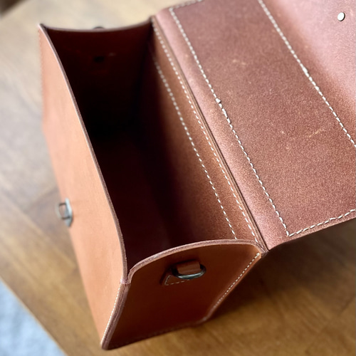 ショルダーバック　レザークラフト　ハンドメイド　ヌメ革　キャメル ショルダーバッグ ヌメ革 本革 縦長型 斜めがけ しっかりとした
