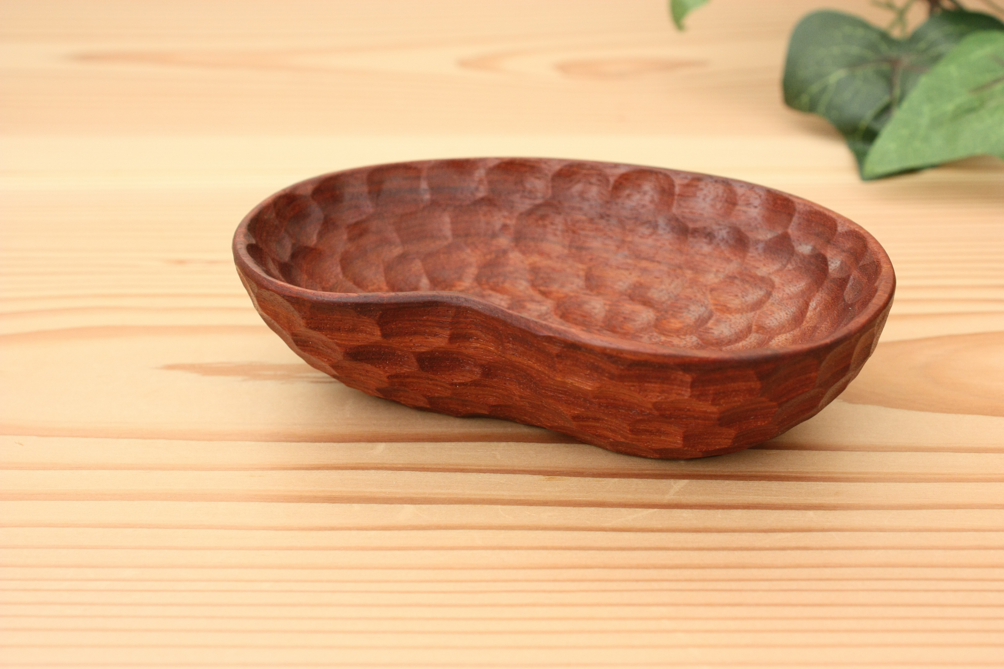 手彫りで仕上げたナッツ皿　カリン