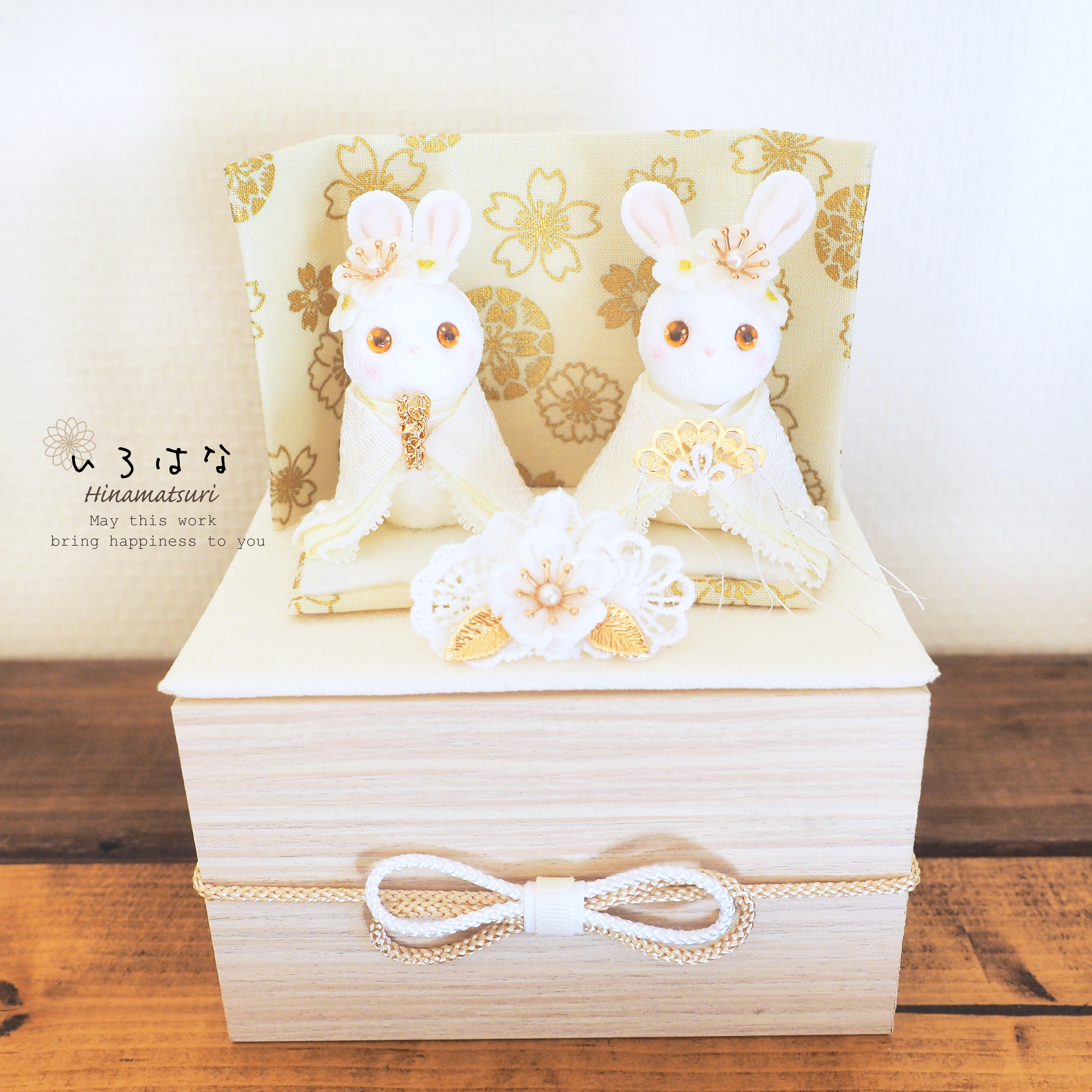 収納できるお雛様 飾り方いろいろ うさぎ 小さい 雛人形 木箱 白 金色 花飾り L