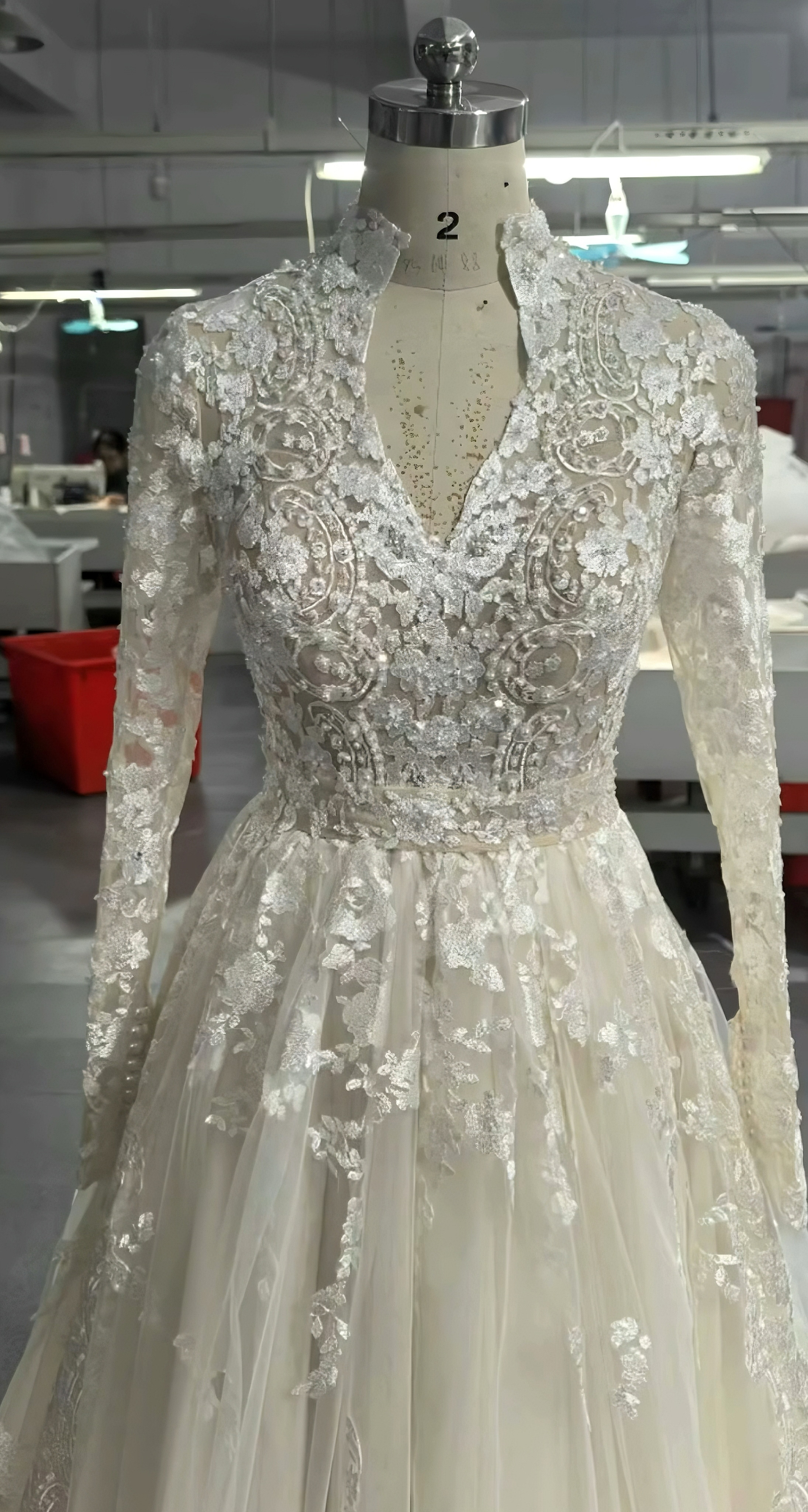 美品！編み上げ　くるみボタン　咲き誇る透け花レース　シースルー袖　冬婚2025春婚秋婚　優雅なシルエット短いトレーン花嫁