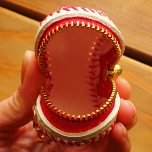 野球ボール型ミニポーチ 直径約5cm 小銭入れ 小物入れ ファスナー赤 本