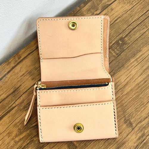 本革×手縫い」スタッズ付き 二つ折りレザー財布／革色、ステッチカラー