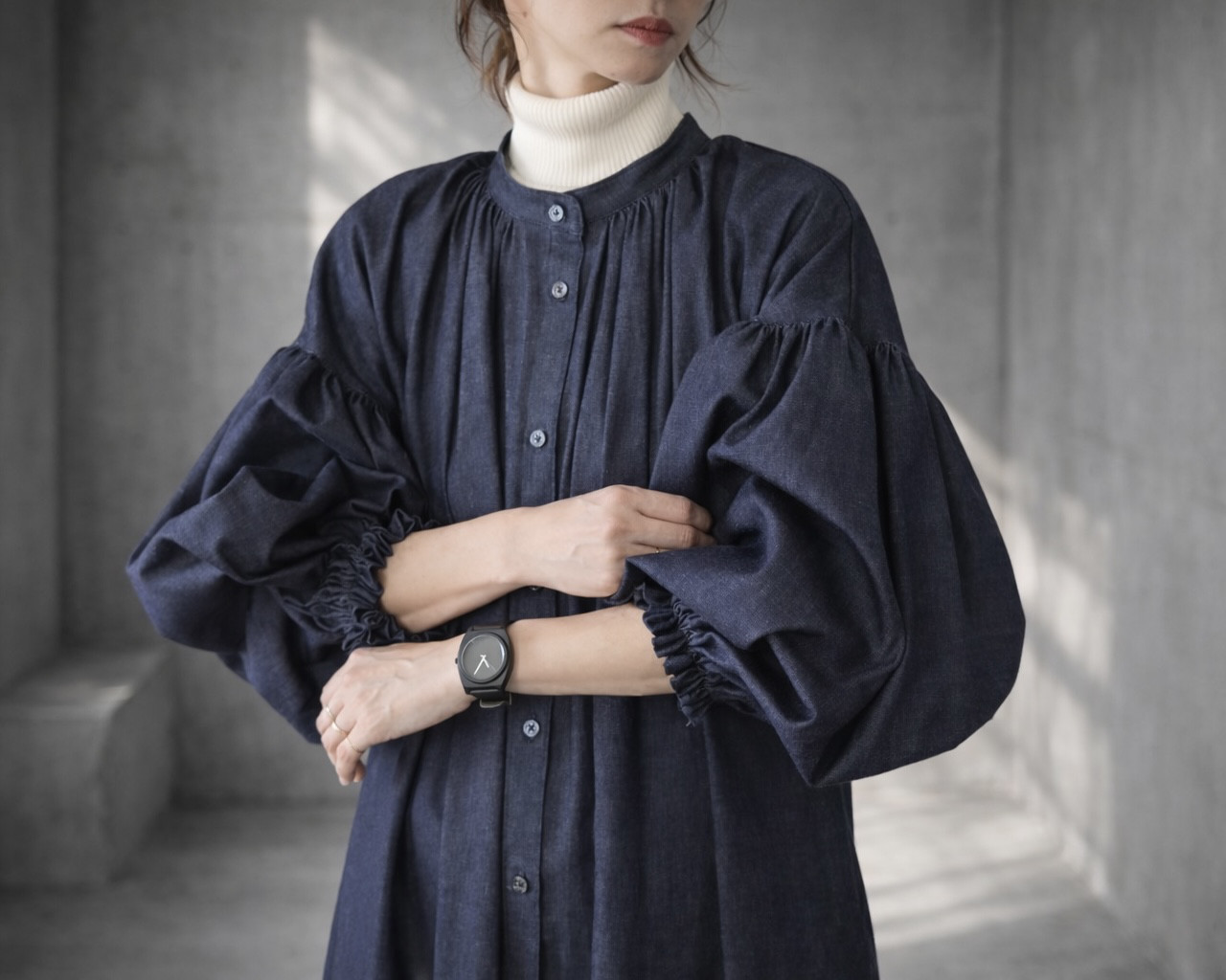 岡山児島デニムシャツワンピース／くったり柔らか8オンスデニムのボリュームいっぱいギャザーワンピース／インディゴ