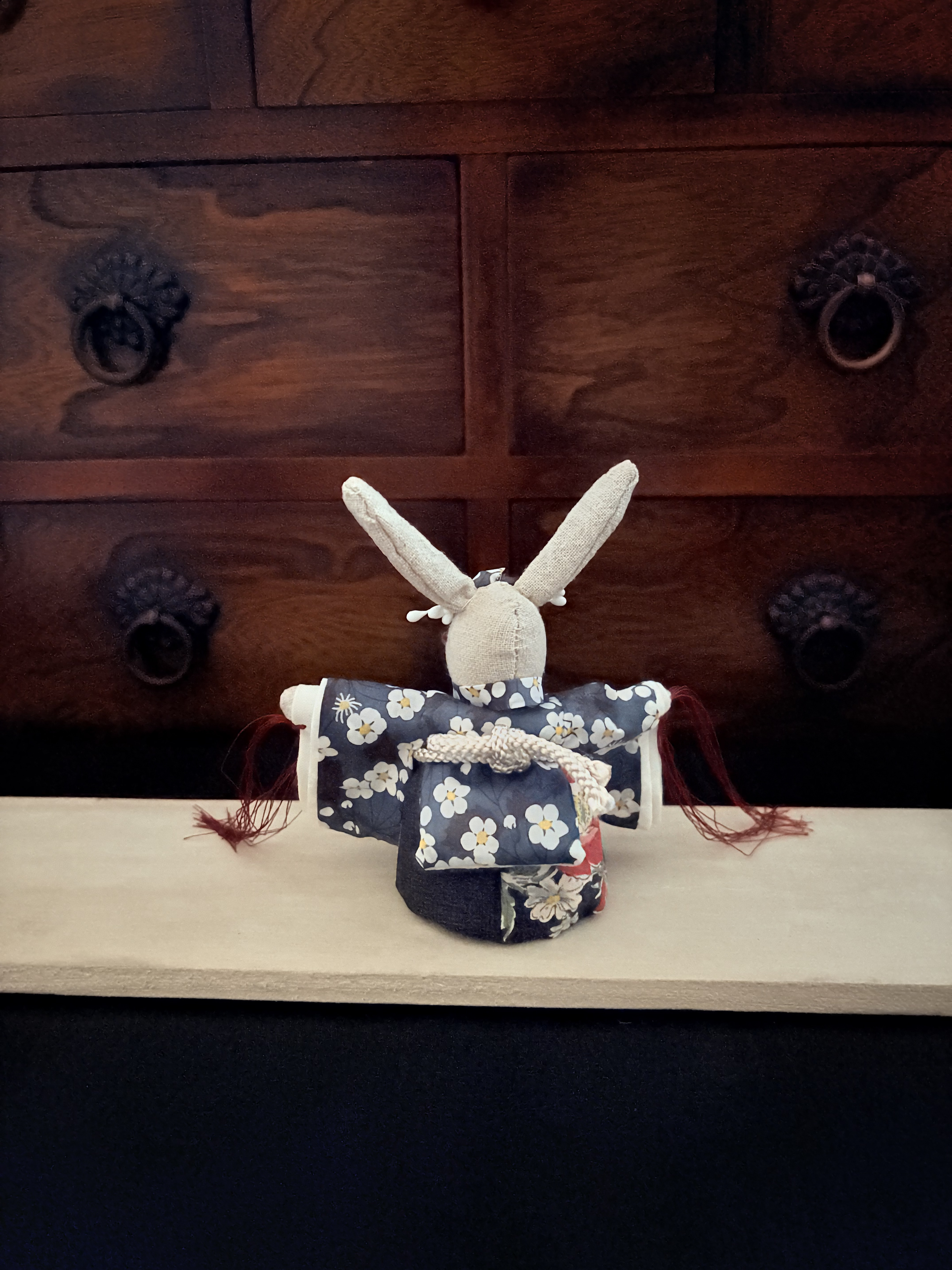 シックなリバティー柄のお着物を着た　舞雛うさぎ　(ひな人形、雛人形、お雛様)