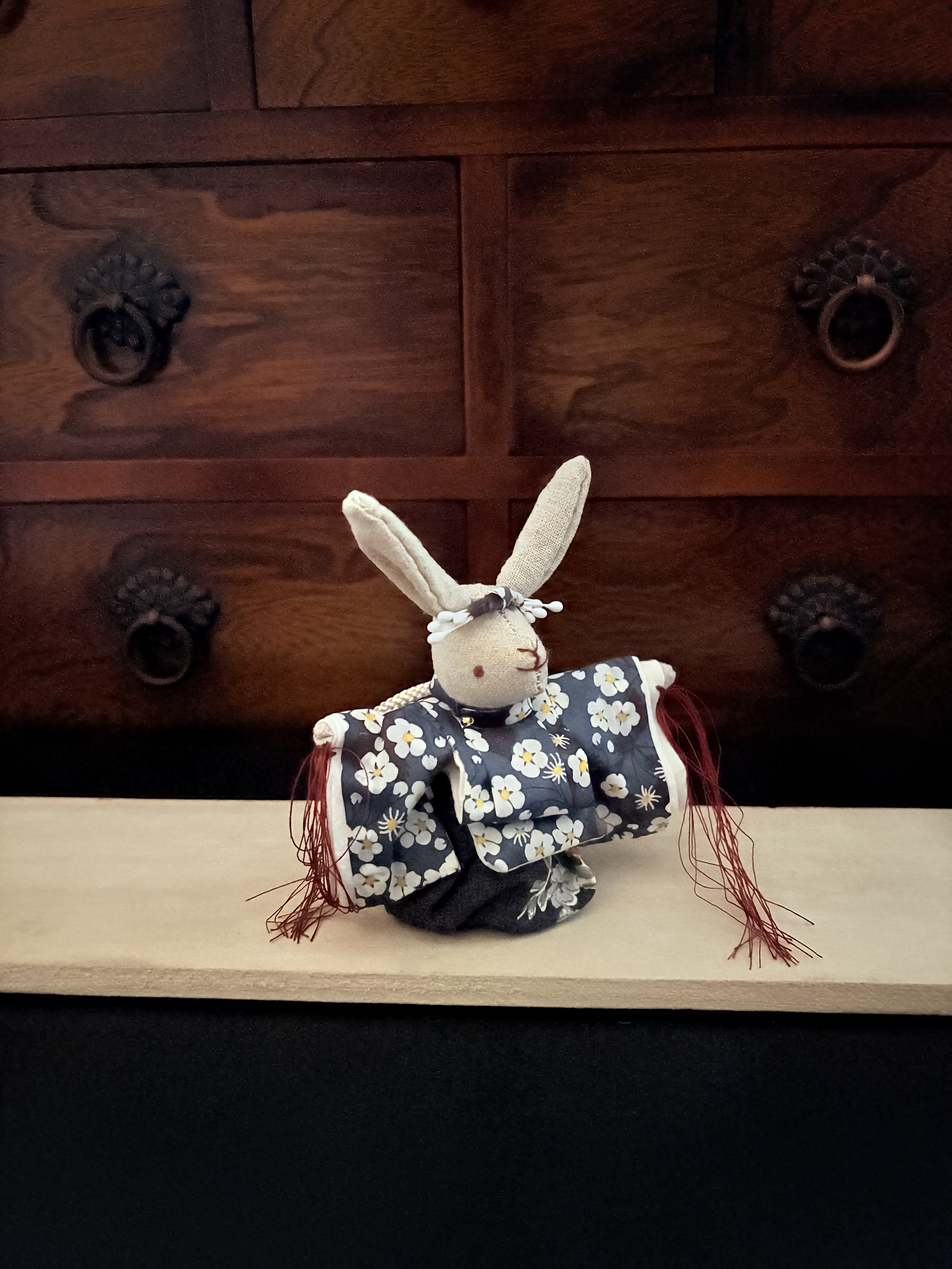 シックなリバティー柄のお着物を着た　舞雛うさぎ　(ひな人形、雛人形、お雛様)
