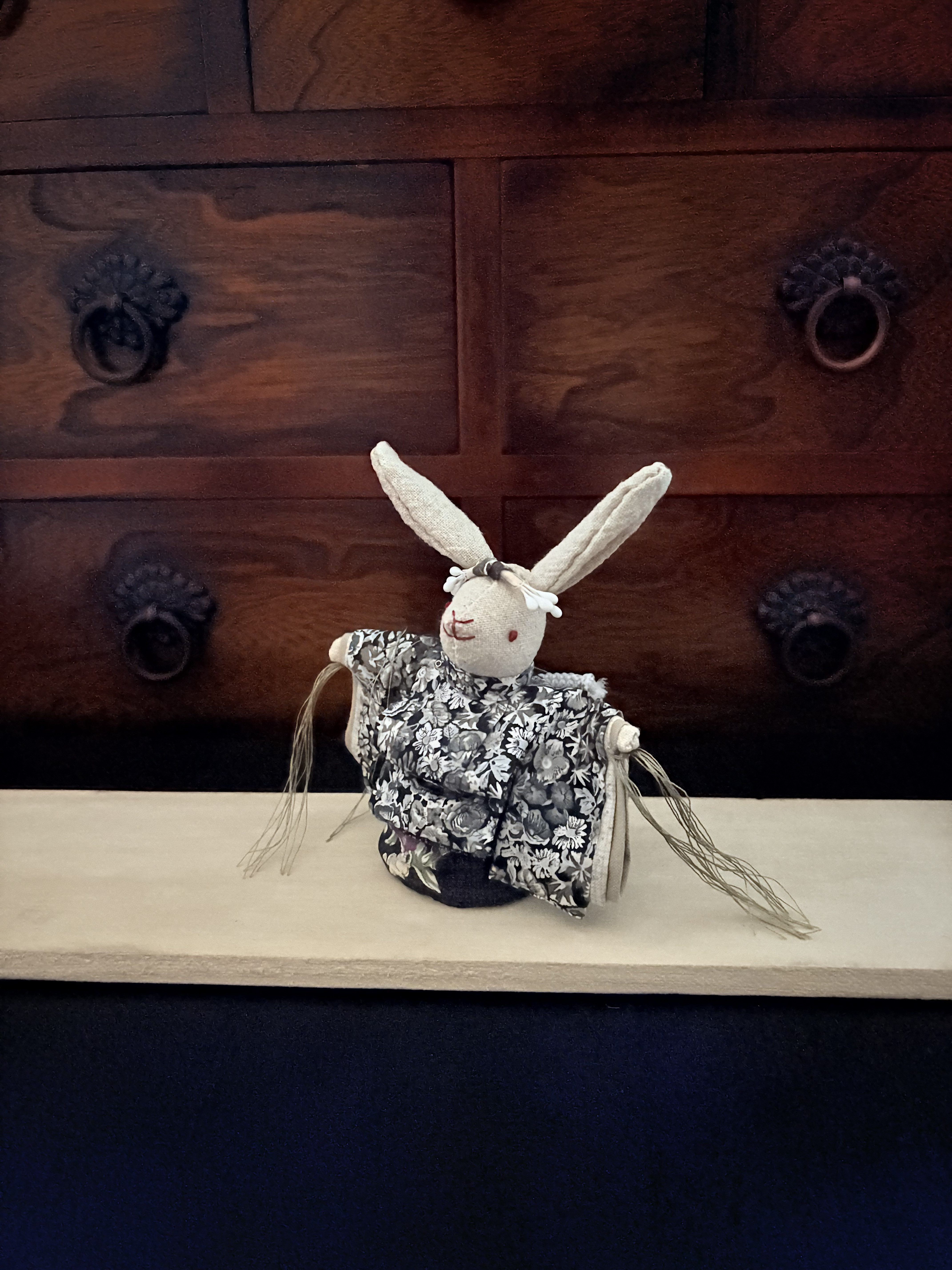 シックなリバティー柄のお着物を着た　舞雛うさぎ　(ひな人形、雛人形、お雛様)
