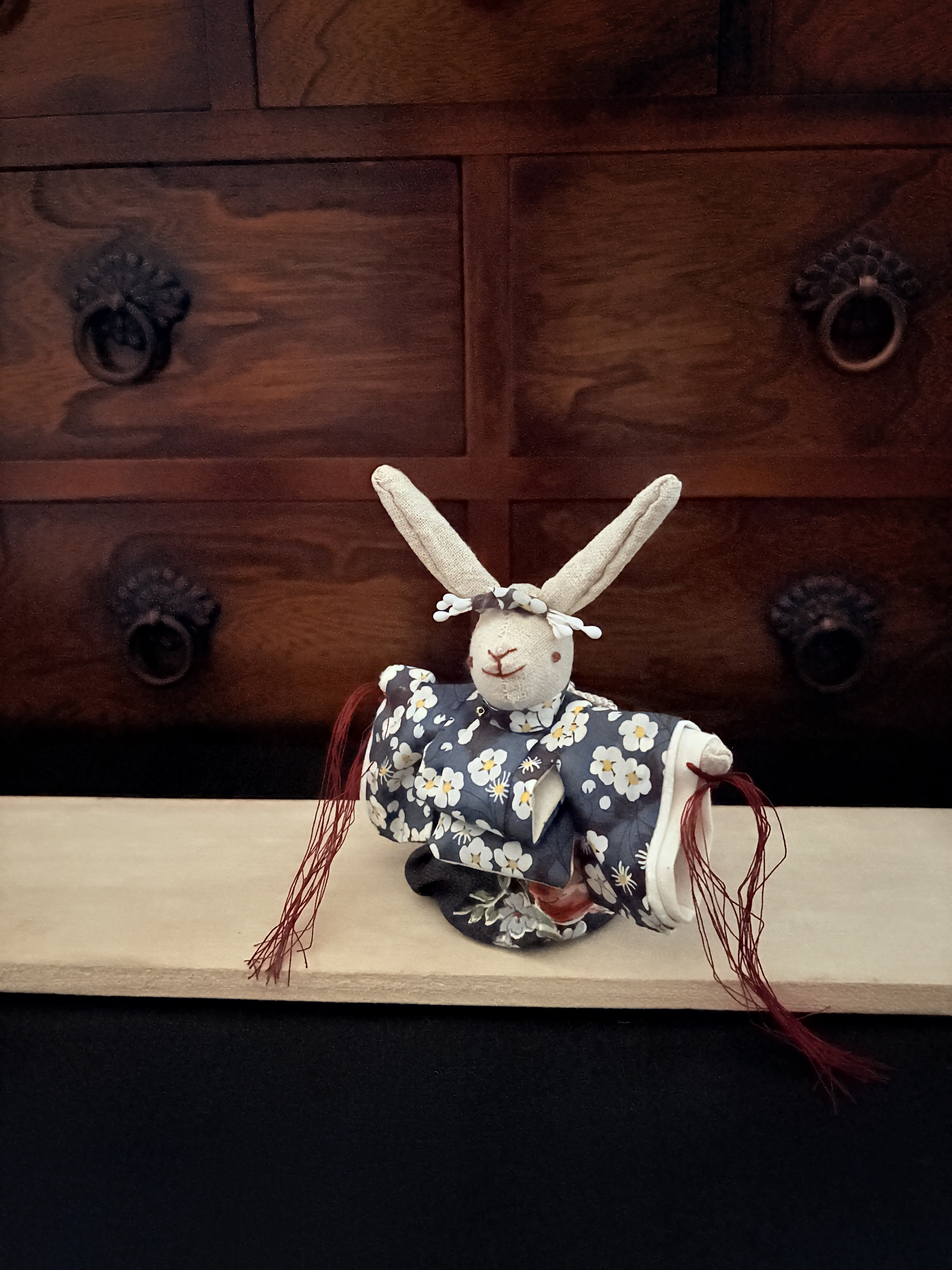 シックなリバティー柄のお着物を着た　舞雛うさぎ　(ひな人形、雛人形、お雛様)