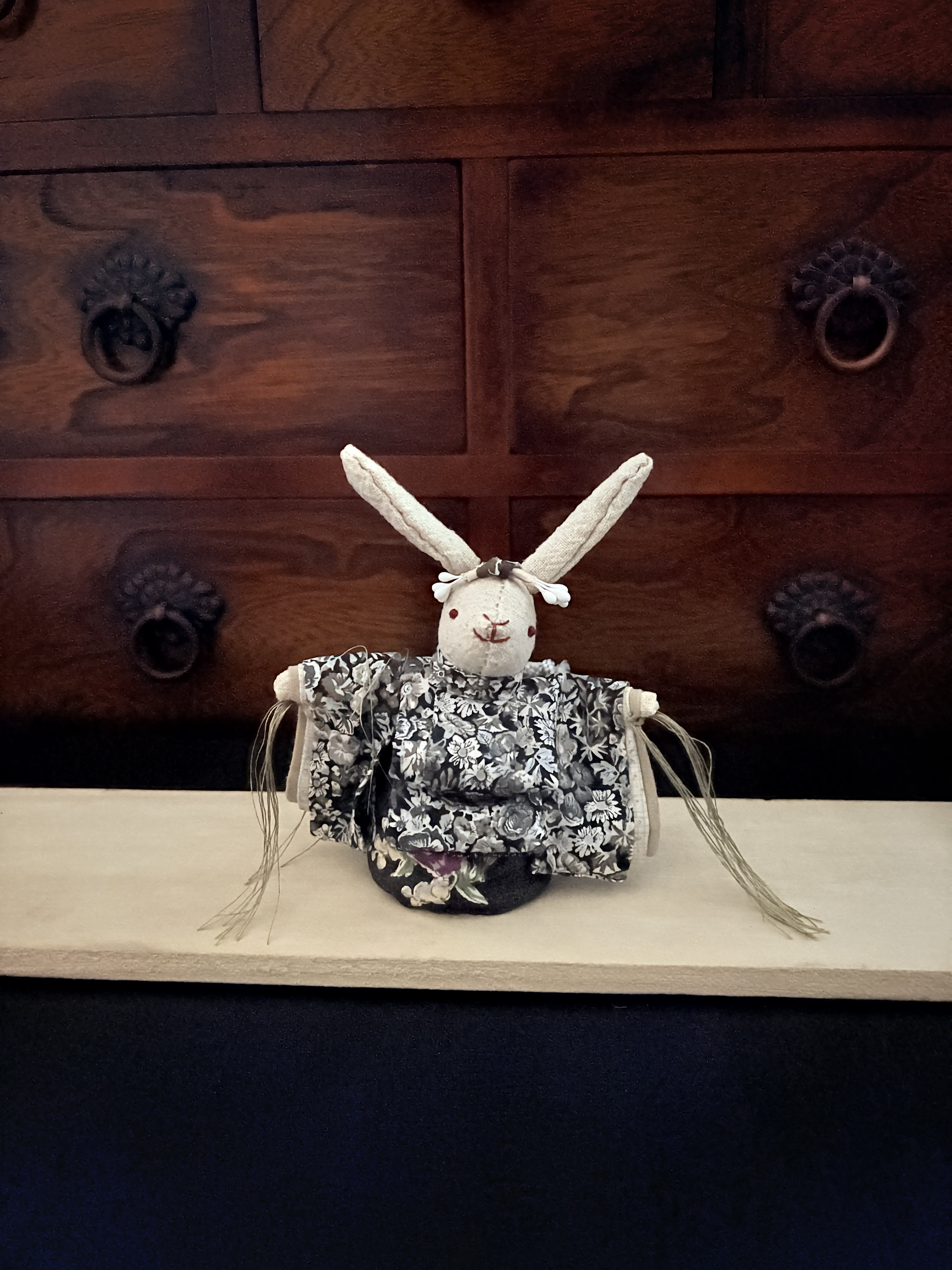 シックなリバティー柄のお着物を着た　舞雛うさぎ　(ひな人形、雛人形、お雛様)