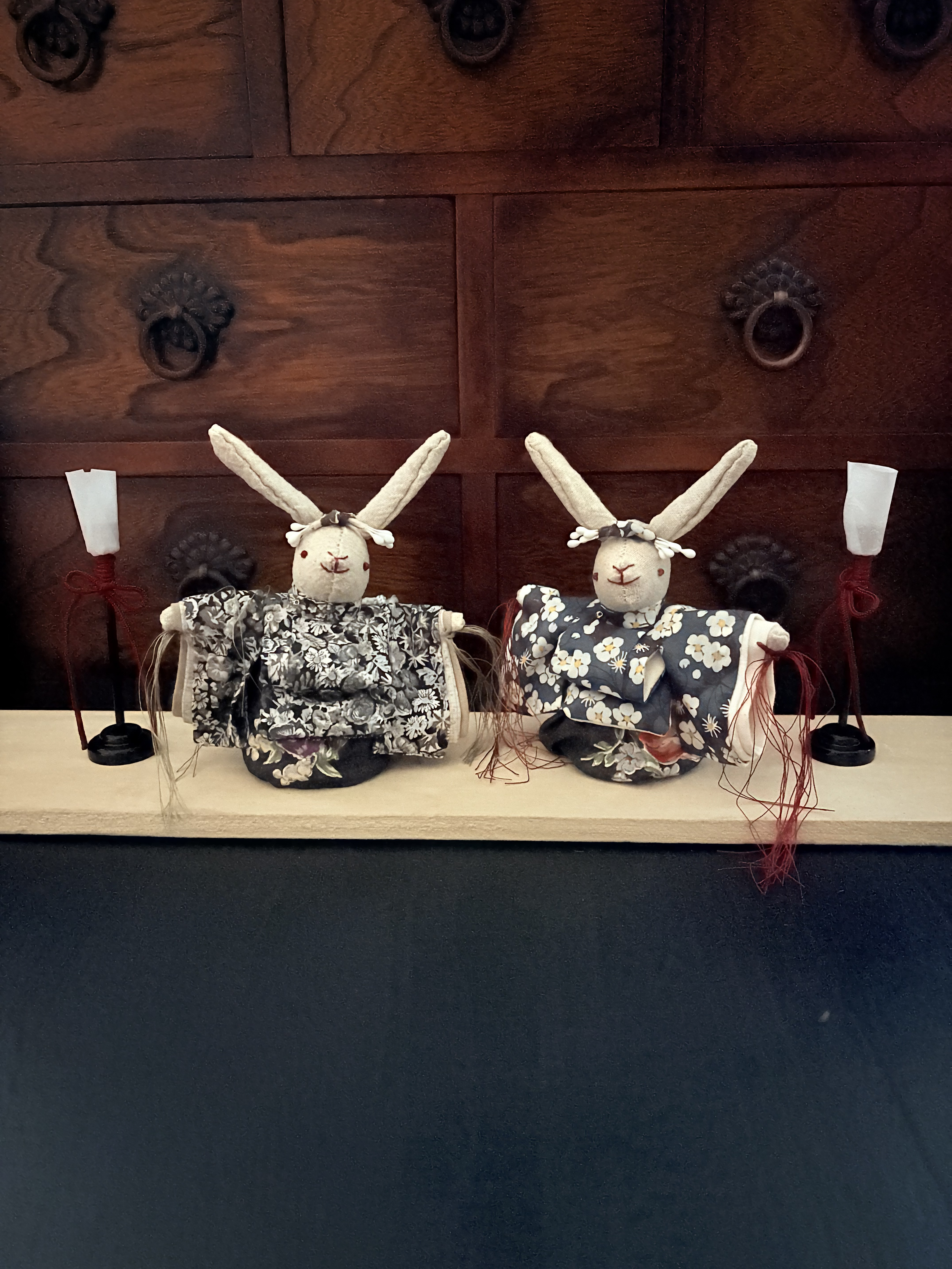 シックなリバティー柄のお着物を着た　舞雛うさぎ　(ひな人形、雛人形、お雛様)