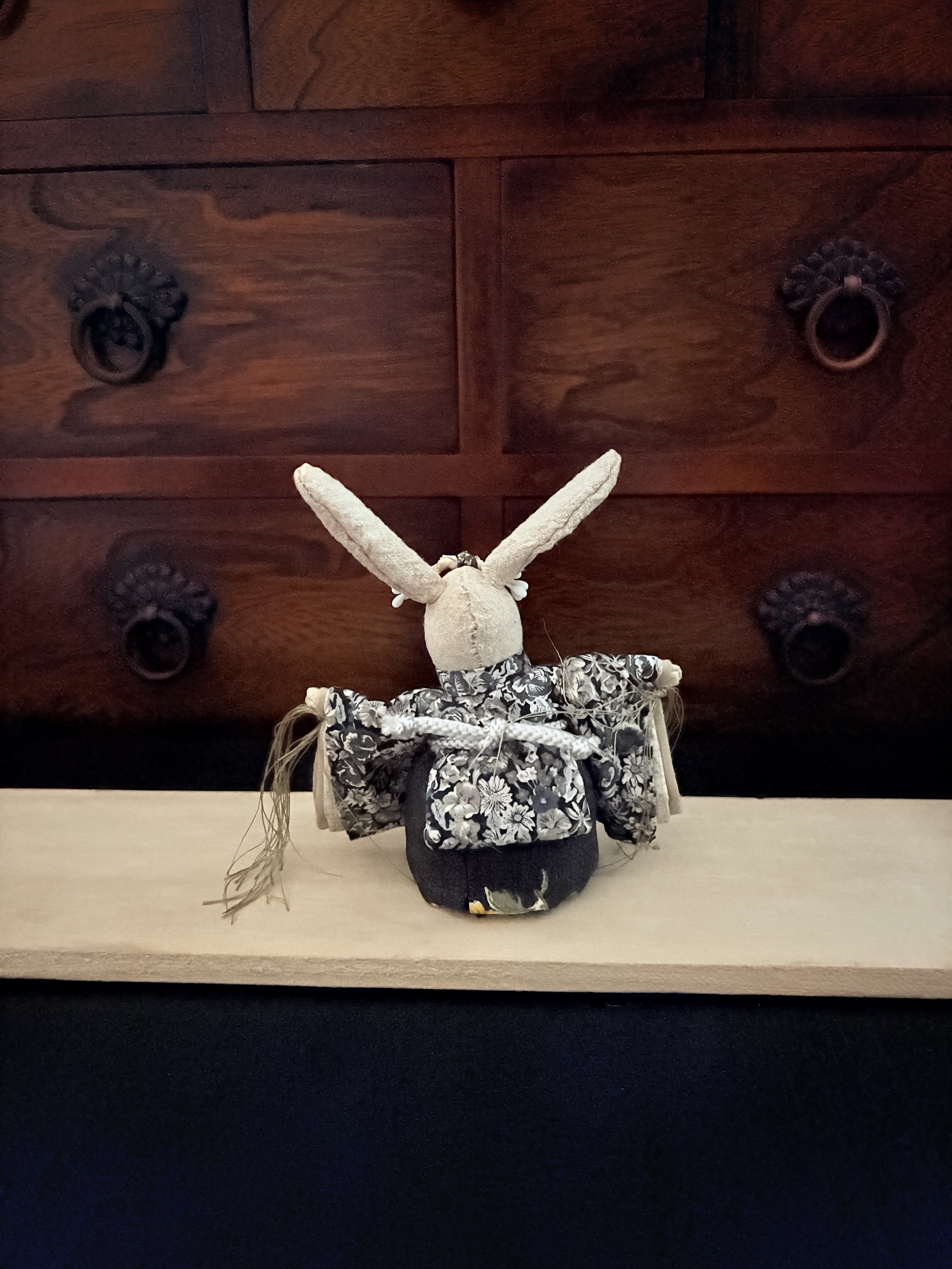 シックなリバティー柄のお着物を着た　舞雛うさぎ　(ひな人形、雛人形、お雛様)