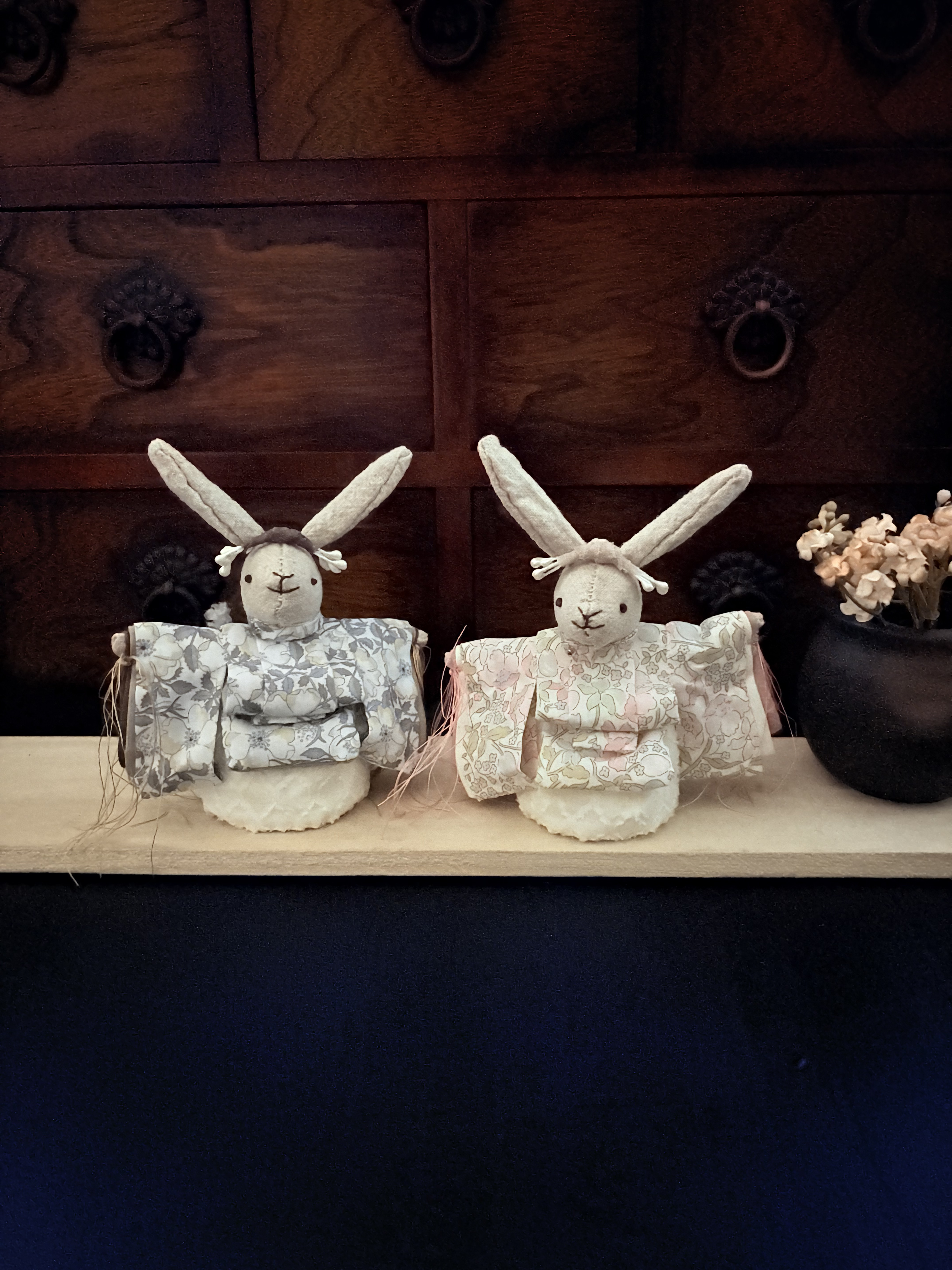 可愛いリバティー柄のお着物を着た　舞雛うさぎ　(ひな人形、雛人形、お雛様)