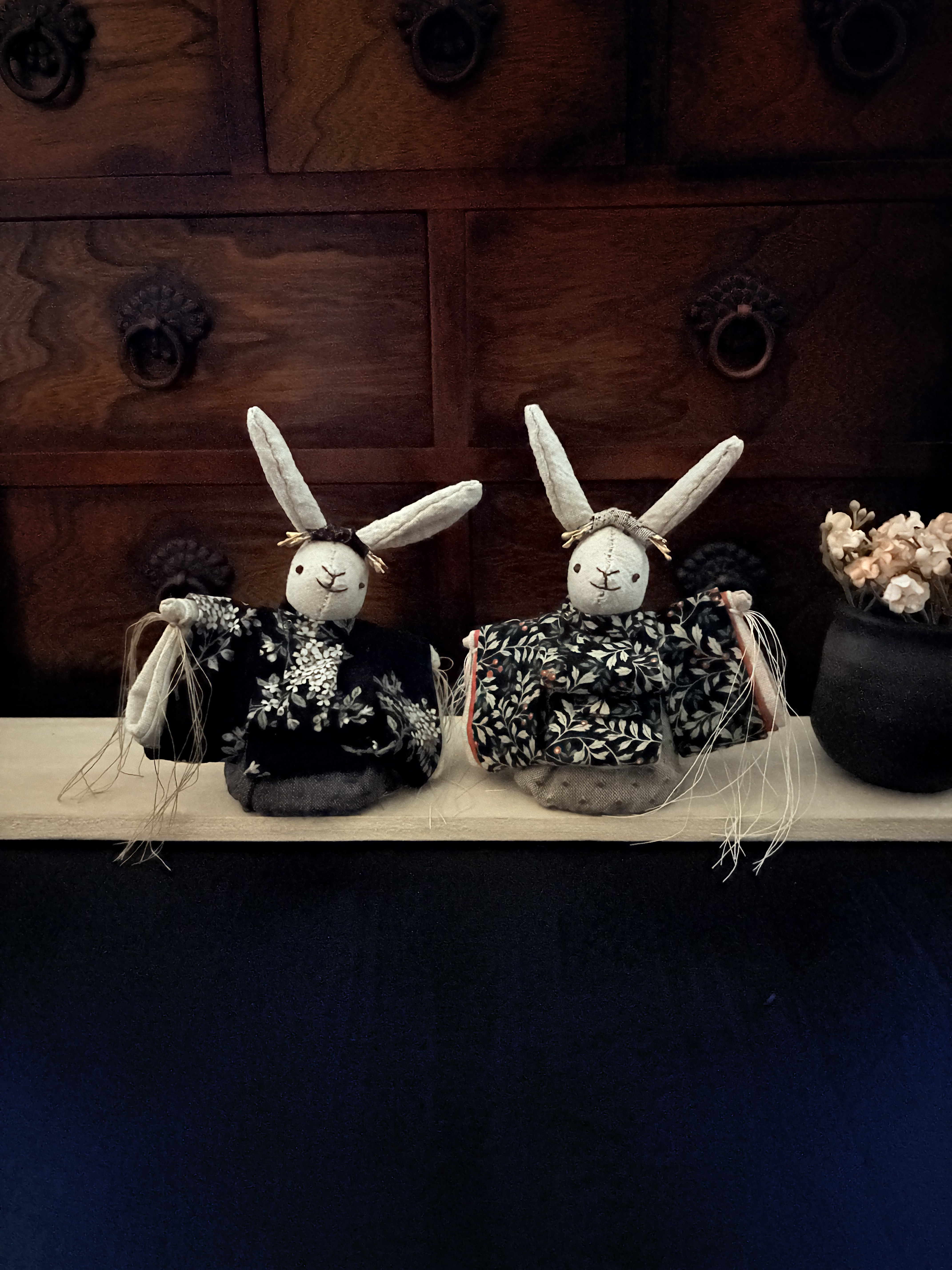 落ち着いた花柄がおしゃれなお着物を着た　舞雛うさぎ　(ひな人形、雛人形、お雛様)