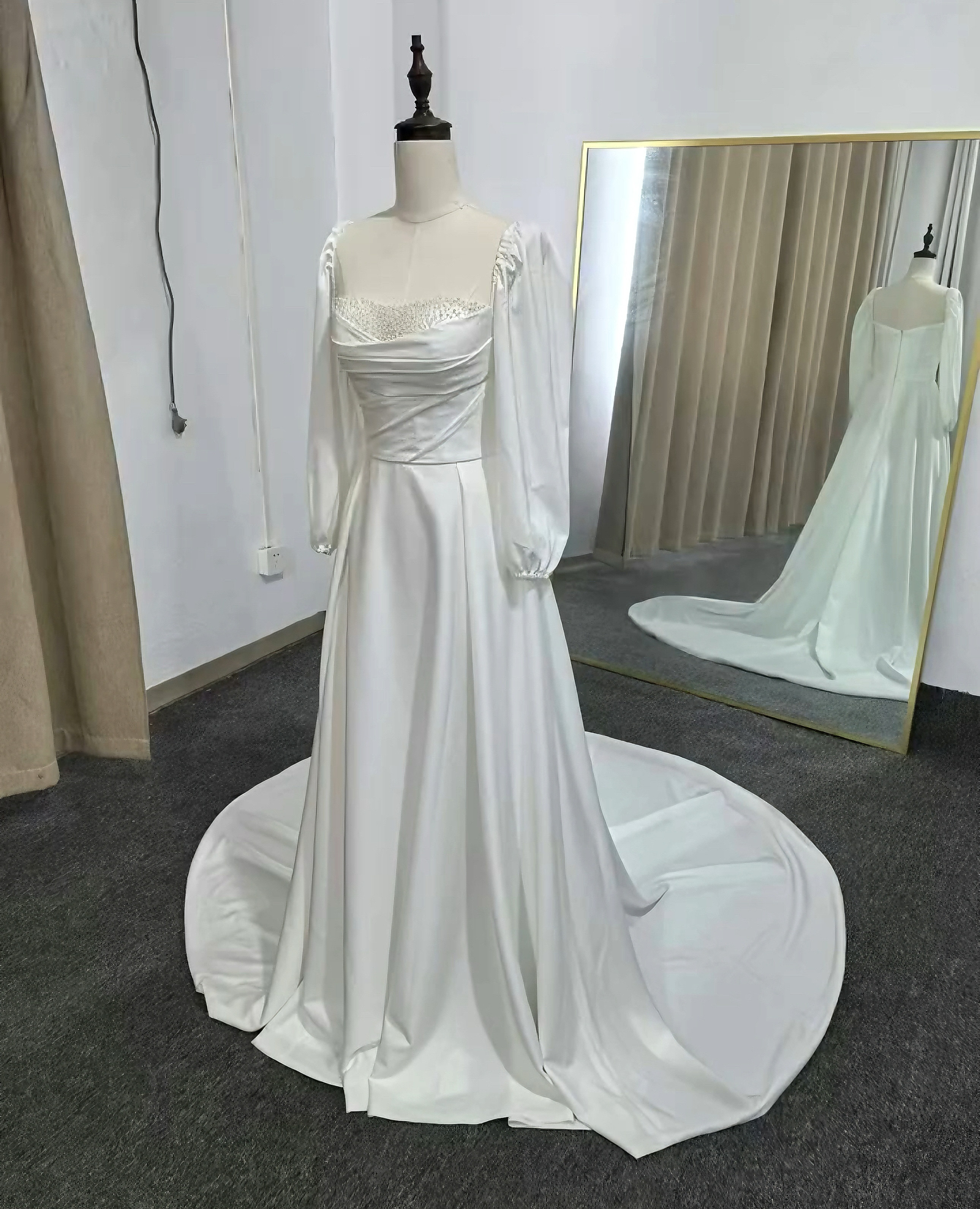 激安！ウェディング　ファスナー　トレーン胸フリル　スクエアネック　パール付き　オフホワイト上品　細見シルエット長袖サテン