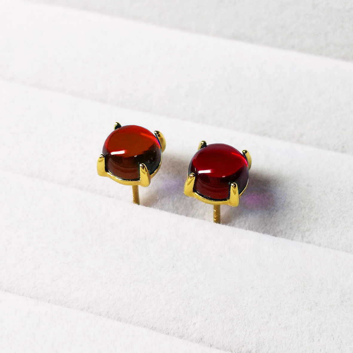 上品なワインレッド。 大粒(6mm) ガーネットのピアス　　[送料無料]