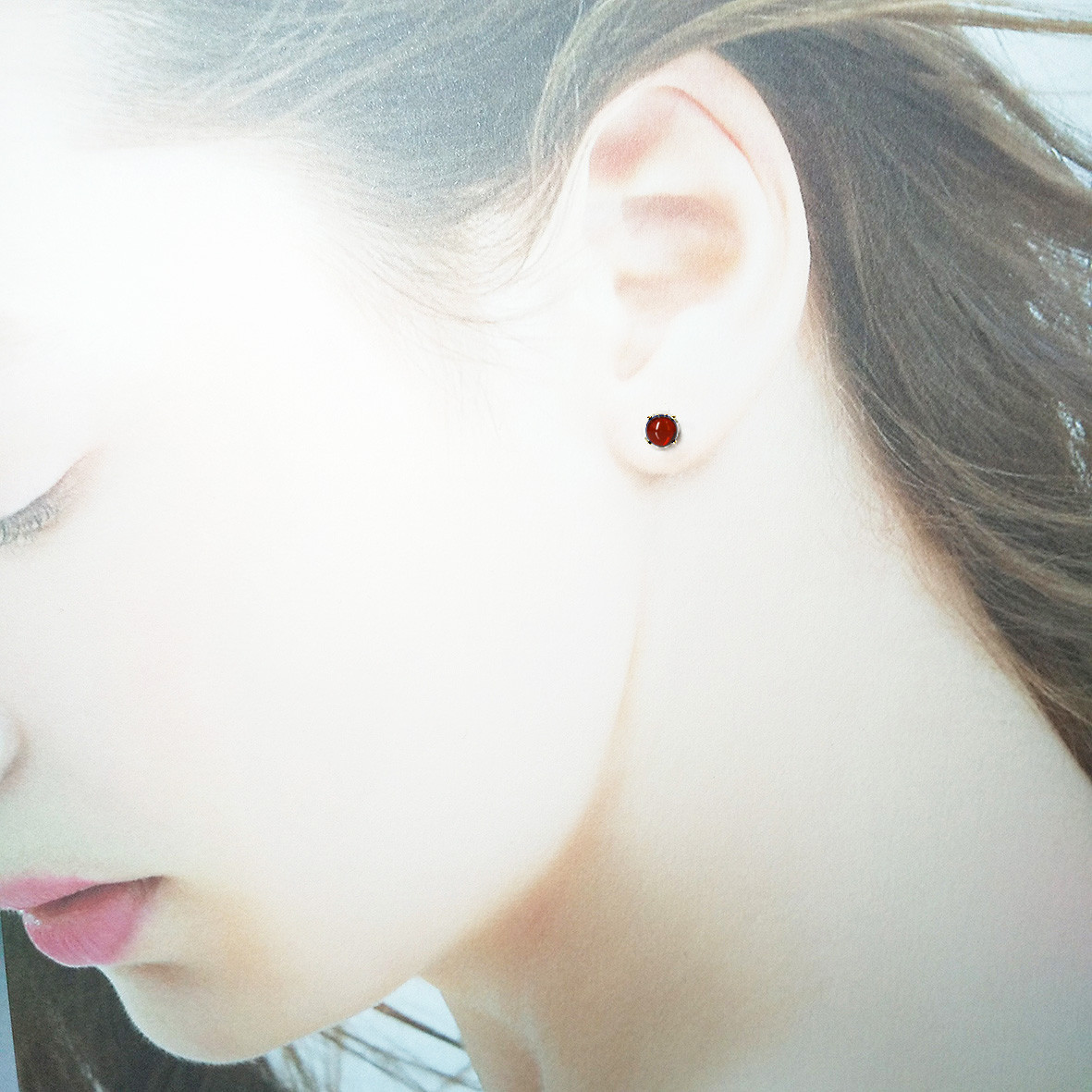 上品なワインレッド。 大粒(6mm) ガーネットのピアス　　[送料無料]