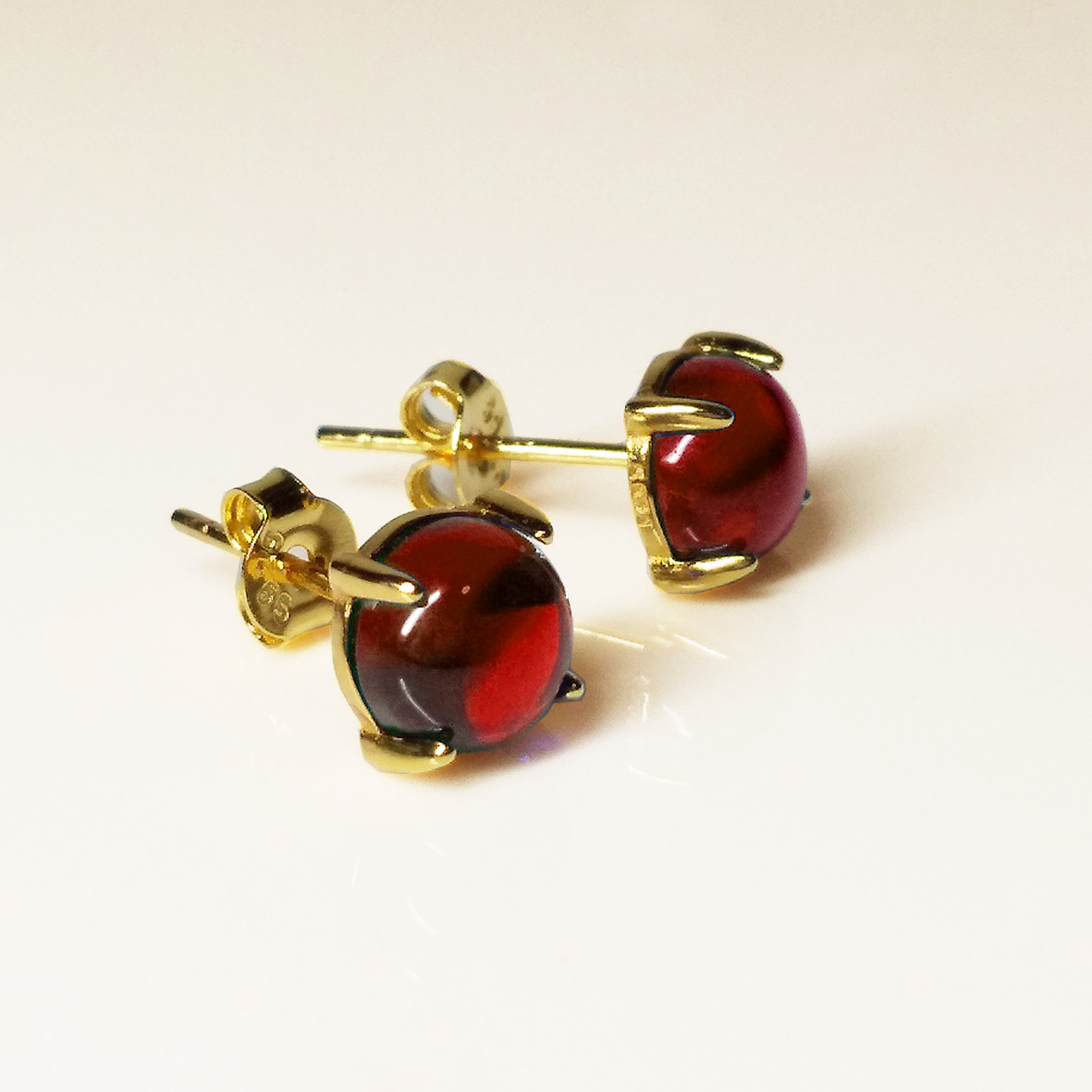 上品なワインレッド。 大粒(6mm) ガーネットのピアス　　[送料無料]