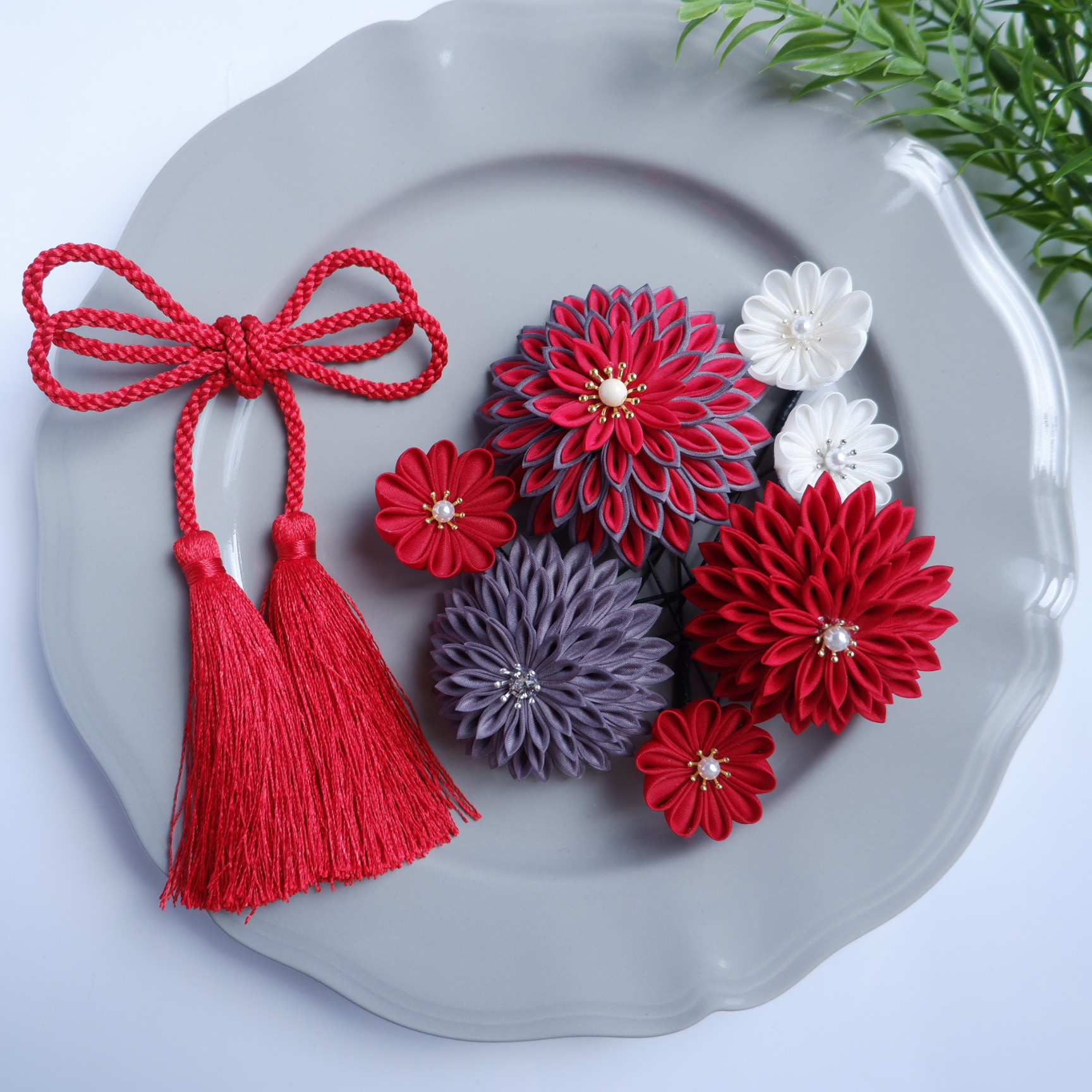 つまみ細工髪飾り　赤&グレー　（成人式髪飾り　卒業式髪飾り　結婚式髪飾り　成人式前撮り　和装ヘアアクセサリー）