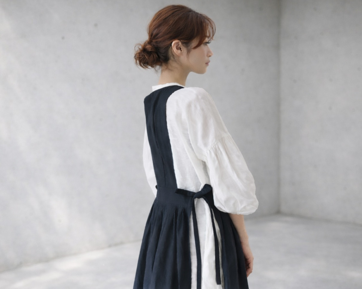 前後2wayリネンジャンパースカート／柔らかなハーフリネンワンピース／サイドリボンデザインエプロンワンピース／ブラック 8,814円