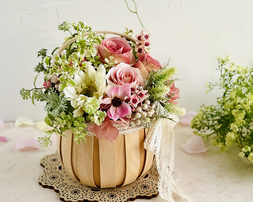 ピンクローズの可愛いフラワーアレンジ ナチュラル かご ガーベラ